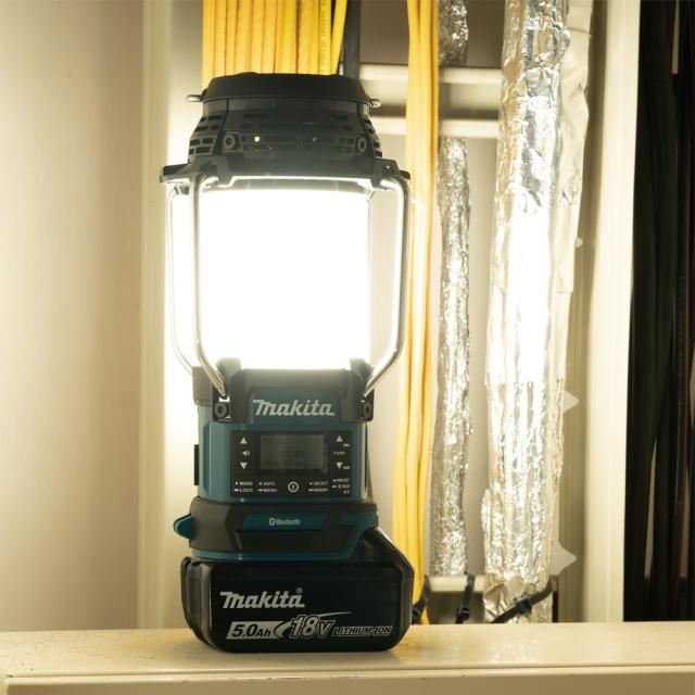 Makita DMR056 Lanterne med Radio u/ Batteri og Lader